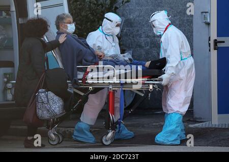 Naples, Italie. 19 novembre 2020. Paramedicals portent un coronavirus COVID-19 avec un brancard, pour l'emmener à l'hôpital Antonio Cardarelli où il sera traité. Crédit : Agence photo indépendante/Alamy Live News Banque D'Images