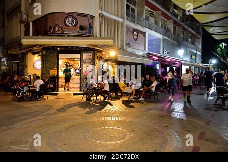 Prendre un café et rencontrer des amis à l'extérieur sur des tables de pavement le soir à Mikel Coffee Company, Nicosie, Chypre Banque D'Images