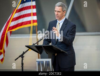 Le sous-secrétaire par intérim du département de la sécurité intérieure des États-Unis, Ken Cuccinelli, prononce un discours à la suite d'une visite du centre de la Tennessee Valley Authority le 14 octobre 2020 à Knoxville, Tennessee. Banque D'Images