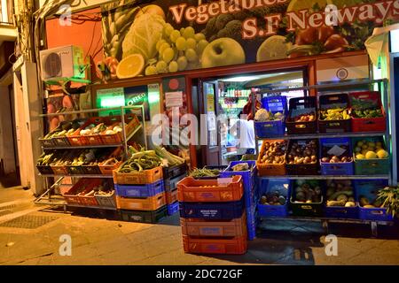 Hors magasin local d'angle, mini-marché, en début de soirée, nuit, vieille ville de Nicosie à Chypre grecque Banque D'Images