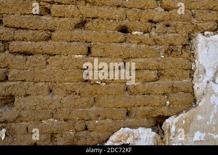 Vieilles briques faites à la main d'argile et de boue de paille exposées dans la maison mur Banque D'Images