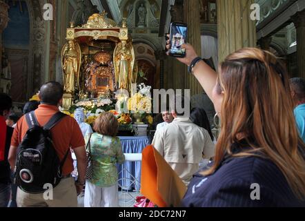 Maracaibo, Venezuela. 18 novembre 2020. Les Vénézuéliens célèbrent aujourd'hui, le mercredi 18 novembre 2020, le jour de la Vierge de Chiquinquirá à Maracaibo, au Venezuela. Beaucoup ont célébré pratiquement de leurs maisons, pas dans la Plazoleta de la Basilique de Nuestra Señora de Chiquinquirá, à Maracaibo comme il est habituel dans les années précédentes, en raison de la pandémie du coronavirus, cependant, les dévotés pourront assister à la masse de leur mécène par le biais d'une diffusion en direct à travers les plates-formes. (Photo par Humberto Matheus/Sipa USA) crédit: SIPA USA/Alay Live News Banque D'Images