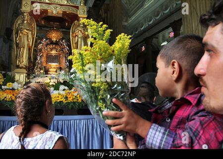 Maracaibo, Venezuela. 18 novembre 2020. Les Vénézuéliens célèbrent aujourd'hui, le mercredi 18 novembre 2020, le jour de la Vierge de Chiquinquirá à Maracaibo, au Venezuela. Beaucoup ont célébré pratiquement de leurs maisons, pas dans la Plazoleta de la Basilique de Nuestra Señora de Chiquinquirá, à Maracaibo comme il est habituel dans les années précédentes, en raison de la pandémie du coronavirus, cependant, les dévotés pourront assister à la masse de leur mécène par le biais d'une diffusion en direct à travers les plates-formes. (Photo par Humberto Matheus/Sipa USA) crédit: SIPA USA/Alay Live News Banque D'Images
