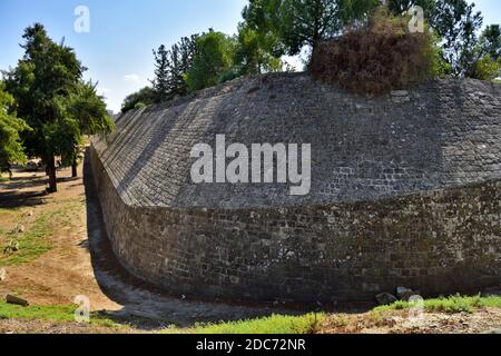 Mur vénitien médiéval et bastion défensif au-dessus des jardins municipaux construits en douves autour de la partie plus ancienne de Nicosie, Chypre grecque Banque D'Images