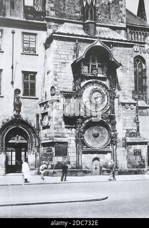 Ancienne horloge à l'hôtel de ville de Prague dans les années 1940. Banque D'Images