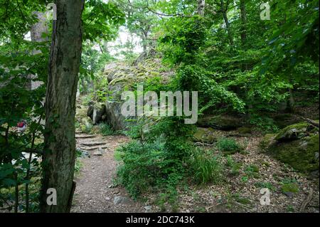 randonnée dans le taunus, dans le quartier rhin-main près de francfort am principal entre les rochers dans la nature wurnderbare Banque D'Images