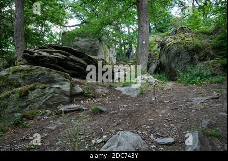 randonnée dans le taunus, dans le quartier rhin-main près de francfort am principal entre les rochers dans la nature wurnderbare Banque D'Images