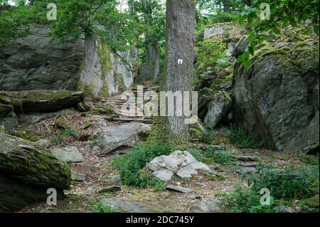 randonnée dans le taunus, dans le quartier rhin-main près de francfort am principal entre les rochers dans la nature wurnderbare Banque D'Images