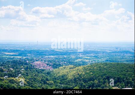 randonnée dans la région de taunus, vue sur le rhin-région principale avec la ligne d'horizon de francfort Banque D'Images