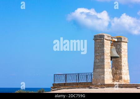 La cloche de Chersonesos s'élève sur la mer de Crimée, sur fond de ciel bleu, par une journée ensoleillée d'été. Un monument historique. Banque D'Images