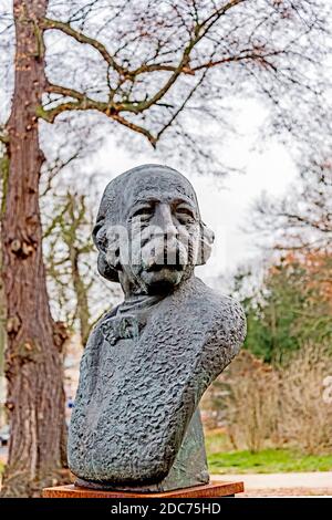 Fondtane-bust en face de la Fontane-Archiv à Potsdam, Brandebourg, Allemagne; Büste von Theodor Fontane vpr dem Fontane-Archiv Potsdam Banque D'Images