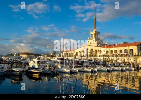 Station marine avec navires et yachts sur la rive de La mer Noire à Sotchi Banque D'Images