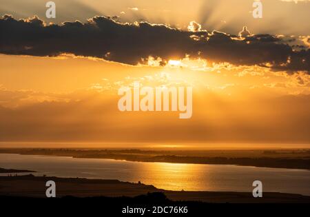 Le soleil se couche sur le lac Issyk Kul au coucher du soleil près de Karakol au Kirghizistan. Banque D'Images