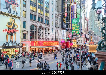 Jour de l'an à Times Square, Manhattan. Rues pleines de personnes célébrant dans une atmosphère festive. Avenue pleine d'écrans et de panneaux LED multicolores Banque D'Images