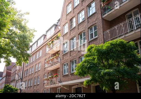 maison en brique à hambourg avec beaucoup de plantes vertes autour dans une rue résidentielle calme au milieu de la ville Banque D'Images