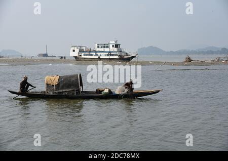 Guwahati, Assam, Inde. 18 novembre 2020. Pêcheurs attrapant du poisson avec l'aide d'un filet de pêche dans le fleuve Brahmaputra à Guwahati Assam Inde le jeudi 19 novembre 2020.Brahmaputra est l'un des plus grands fleuves d'Asie coule de la région de Chine Tibet à l'Inde crédit: Dasarath Deka/ZUMA Wire/Alay Live News Banque D'Images