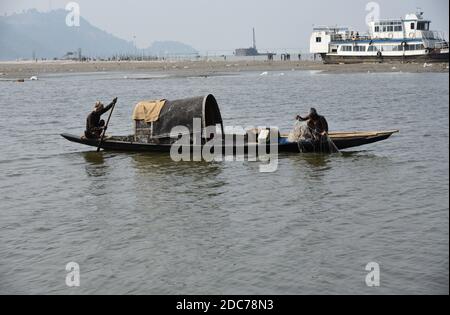 Guwahati, Assam, Inde. 18 novembre 2020. Pêcheurs attrapant du poisson avec l'aide d'un filet de pêche dans le fleuve Brahmaputra à Guwahati Assam Inde le jeudi 19 novembre 2020.Brahmaputra est l'un des plus grands fleuves d'Asie coule de la région de Chine Tibet à l'Inde crédit: Dasarath Deka/ZUMA Wire/Alay Live News Banque D'Images