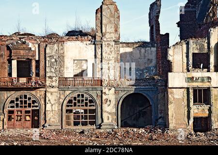 Paysage de bâtiments en ruine au coucher du soleil, image de décrépitude ou de catastrophe naturelle Banque D'Images