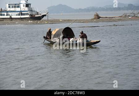 Guwahati, Assam, Inde. 18 novembre 2020. Pêcheurs attrapant du poisson avec l'aide d'un filet de pêche dans le fleuve Brahmaputra à Guwahati Assam Inde le jeudi 19 novembre 2020.Brahmaputra est l'un des plus grands fleuves d'Asie coule de la région de Chine Tibet à l'Inde crédit: Dasarath Deka/ZUMA Wire/Alay Live News Banque D'Images