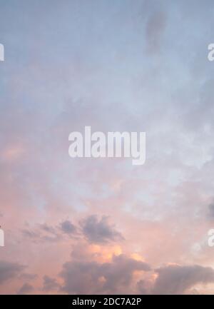 ciel dans la soirée avec rouge clair et nuages dedans différentes nuances de gris Banque D'Images