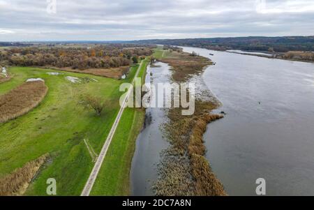 18 novembre 2020, Brandebourg, Stützkow: La frontière germano-polonaise Oder dans le parc national de la vallée inférieure de l'Oder (photo aérienne prise avec un drone). Le parc national de Lower Oder Valley a été créé en 1995 après cinq années de préparation et couvre une superficie de 10,500 hectares. La vallée de l'Oder est l'un des derniers paysages de plaine inondable quasi-naturelle d'Europe centrale occidentale avec un grand nombre d'espèces animales et végétales menacées. Photo: Patrick Pleul/dpa-Zentralbild/ZB Banque D'Images