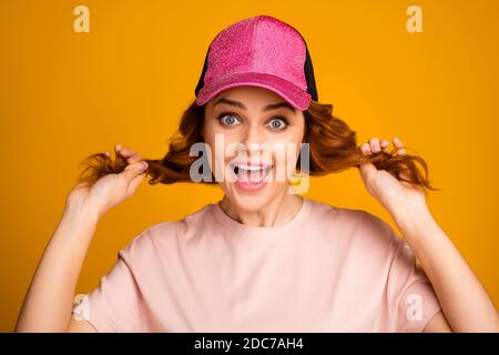 Gros plan portrait d'elle belle-belle-attrayante jolie gaie tricherie heureuse fille faisant queues coiffure ayant le plaisir isolé sur lumineux Banque D'Images