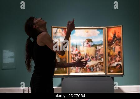 Madrid, Espagne. 19 novembre 2020. L'artiste Carmen Werner dansant dans une salle avec El Bosco (Hieronymus Bosch) peint dans le cadre d'une représentation pour le 201 anniversaire du Musée du Prado. Credit: Marcos del Mazo/Alay Live News Banque D'Images