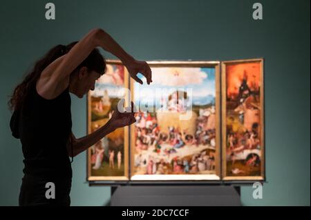 Madrid, Espagne. 19 novembre 2020. L'artiste Carmen Werner dansant dans une salle avec El Bosco (Hieronymus Bosch) peint dans le cadre d'une représentation pour le 201 anniversaire du Musée du Prado. Credit: Marcos del Mazo/Alay Live News Banque D'Images