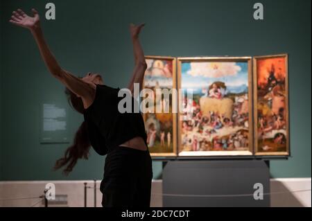 Madrid, Espagne. 19 novembre 2020. L'artiste Carmen Werner dansant dans une salle avec El Bosco (Hieronymus Bosch) peint dans le cadre d'une représentation pour le 201 anniversaire du Musée du Prado. Credit: Marcos del Mazo/Alay Live News Banque D'Images