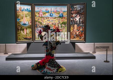 Madrid, Espagne. 19 novembre 2020. L'artiste Blanca Li dansant dans une salle avec El Bosco (Hieronymus Bosch) peint le jardin des délices terrestres, dans le cadre d'une représentation pour le 201 anniversaire du Musée du Prado. Credit: Marcos del Mazo/Alay Live News Banque D'Images