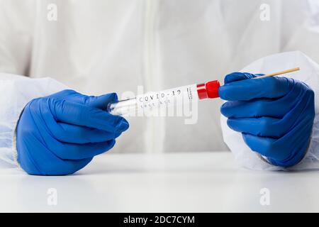 Kit de prélèvement par écouvillon pour technicien de laboratoire, équipement de collecte d'échantillons coronavirus COVID-19, ADN Abbing nasal et oral pour les tests PCR Banque D'Images