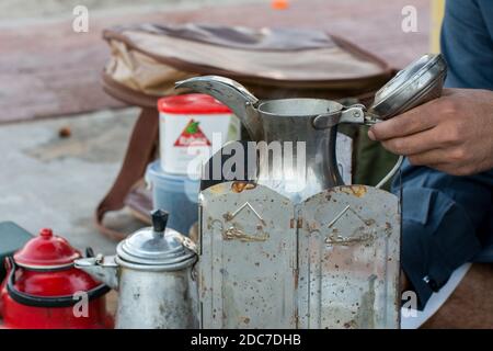 Théière et tasses en acier d'Arabie Saoudite au parc de la corniche, Dammam, Arabie Saoudite Banque D'Images