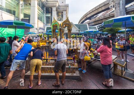 De nombreux thaïlandais proposent des prières au célèbre sanctuaire Erawan de Bangkok, en Thaïlande Banque D'Images