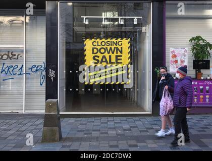 Glasgow, Écosse, Royaume-Uni. 19 novembre 2020. Comme de nombreux magasins se préparent à un deuxième confinement de Covid, certains magasins ont dû l'appeler un jour et fermer définitivement. Pour d'autres, les ventes du Vendredi fou peuvent être leur dernière chance de mettre de l'argent dans les caisses avant Noël. Banque D'Images