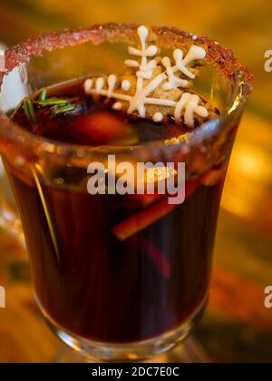 Vin chaud de Noël et du nouvel an avec cannelle, cardamome et anis, orange, épices et gâteau au pain d'épice en flocons de neige. Encore la vie, un dri Banque D'Images