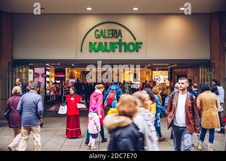 Stuttgart, Allemagne - 19 octobre 2019 : foule de personnes marchant sur la place Rotebuehlplatz dans le centre-ville de Stuttgart sous l'immense bannière de la guerre de Galeria Kaufhof Banque D'Images