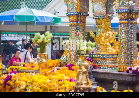 De nombreux thaïlandais proposent des prières au célèbre sanctuaire Erawan de Bangkok, en Thaïlande Banque D'Images