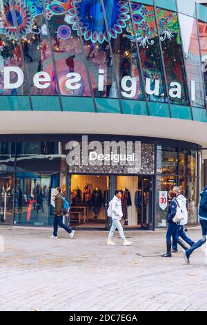 Stuttgart, Allemagne - 19 octobre 2019 : boutique Desigual à Stuttgart, Allemagne. Desigual est un fabricant de vêtements et de chaussures basé à Barcelone. Banque D'Images