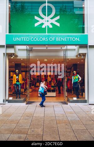 Stuttgart, Allemagne - 19 octobre 2019 : les couleurs unies de la boutique Benetton avec les gens de Stuttgart, Allemagne. Banque D'Images