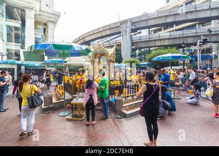 De nombreux thaïlandais proposent des prières au célèbre sanctuaire Erawan de Bangkok, en Thaïlande Banque D'Images