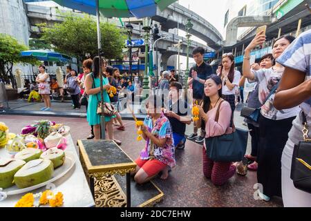 De nombreux thaïlandais proposent des prières au célèbre sanctuaire Erawan de Bangkok, en Thaïlande Banque D'Images