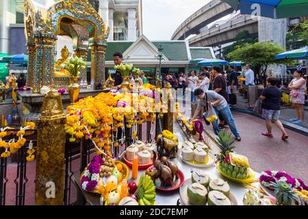 De nombreux thaïlandais proposent des prières au célèbre sanctuaire Erawan de Bangkok, en Thaïlande Banque D'Images