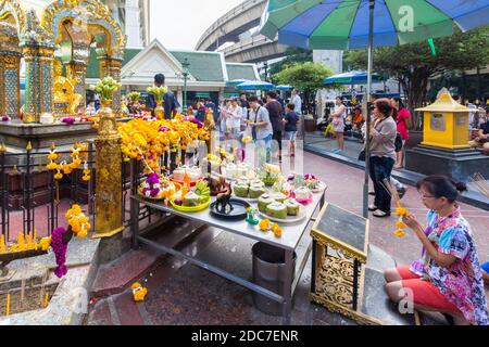 De nombreux thaïlandais proposent des prières au célèbre sanctuaire Erawan de Bangkok, en Thaïlande Banque D'Images