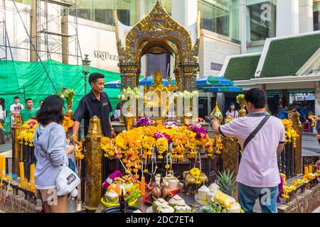 De nombreux thaïlandais proposent des prières au célèbre sanctuaire Erawan de Bangkok, en Thaïlande Banque D'Images