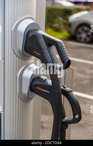 Grantham, Lincolnshire. Un point de charge de voiture électrique Instavolt, des fiches qui se connectent à votre voiture Banque D'Images