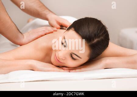 Massage thaïlandais du dos, femme de race mixte pendant un massage relaxant. Massage anti-stress au centre de bien-être Banque D'Images
