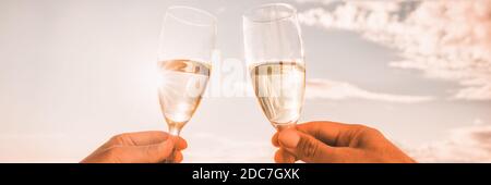 Couple toaster des verres à vin pour la fête. Toast au champagne dans un restaurant de luxe. Deux personnes tenant le flûtes faisant Santé. Recadrage panoramique de la bannière activé Banque D'Images