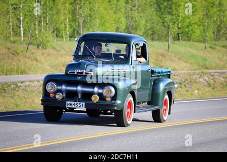 Magnifique camion Ford F1 V8 vert, début des années 1950, et les gens qui apprécient la promenade sur le salon Maisema Cruising 2019. Salo, Finlande. 18 mai 2019. Banque D'Images