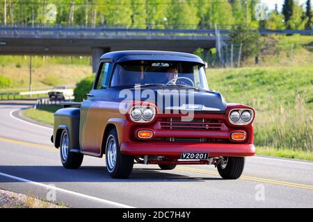 Magnifique pick-up Chevrolet rouge et noir, années 1950, sur la route de salon Maisema Cruising 2019. Salo, Finlande. 18 mai 2019. Banque D'Images