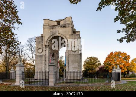 The Arch of Remembrance, un mémorial de la première Guerre mondiale conçu par Sir Edwin Lutyens et situé dans le parc Victoria de Leicester Banque D'Images